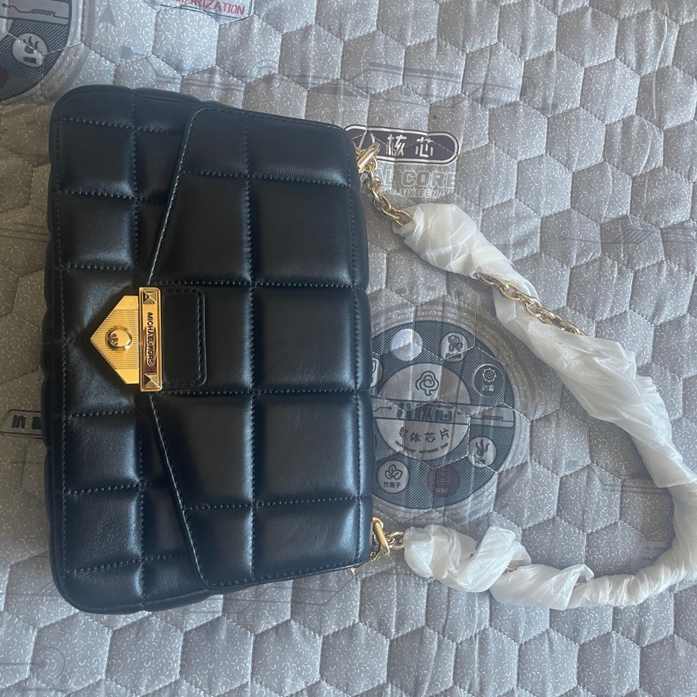 NWT MICHAEL KORS SOHO Large CHAIN HANDBAGS IN BLACK LEATHER w/ Gold Chain